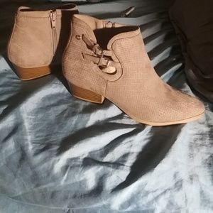 Dana Buchman Boots